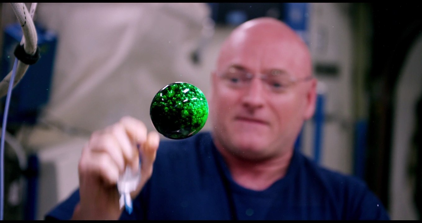 Expériences magiques dans la station spatiale ISS - Faire changer de couleur des bulles de liquide en suspension dans l'air