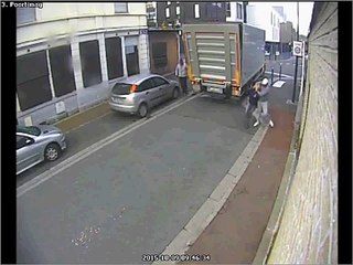 Deux braqueurs essaient de mettre un livreur dans leur coffre de voiture