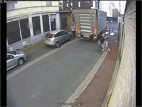Deux braqueurs essaient de mettre un livreur dans leur coffre de voiture