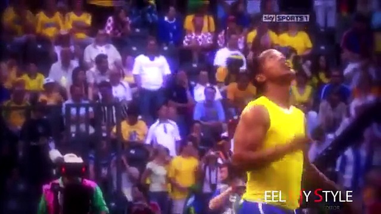 Ronaldinho Freestyle Crazy Tricks with messi and ronaldo