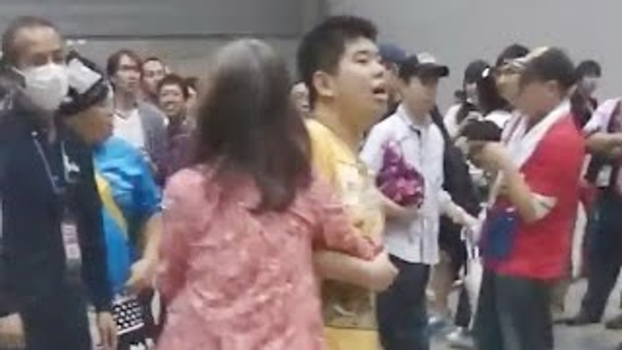 【衝撃映像】 HKT48握手会　母親同伴の男性が発狂、暴れだし警察が