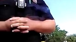 Texas Officer smashes out a car window of uncooperative suspect. The end of this video ROCKS!