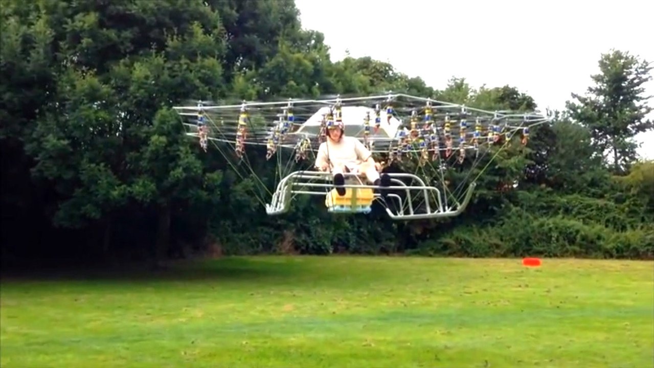 Kendi Yaptığı Helikopterle Uçtu