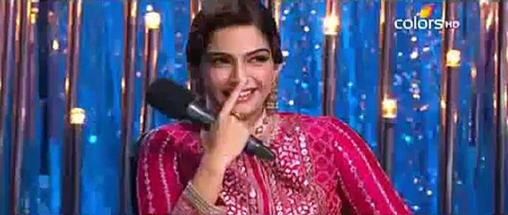 Reaction of Sonam Kapoor when Fawad Khan was Singing a Song - Video VideoWorld.pk