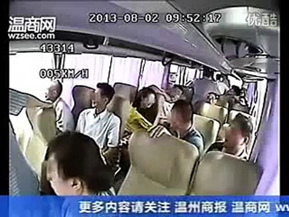 Chine Accident Bus marche arriere sur l autoroute.. vive les abrutis