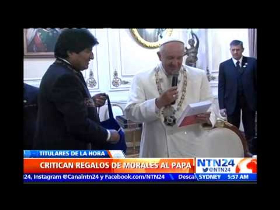 "Vergonzoso" regalo: oposición en Bolivia critica 'cruz comunista' que Evo Morales le dio al Papa