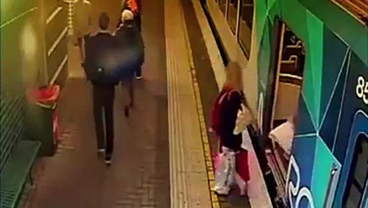 Little girl falling under the subway... So scary accident