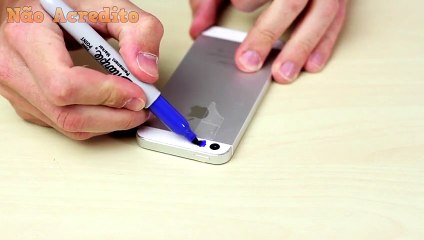 Ele cola durex no seu celular e pinta com cores escuras. O que ele vê em seguida é nojento