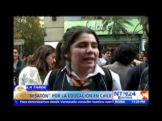 'Besatón' por la educación: la particular protesta que realizan estudiantes en Chile