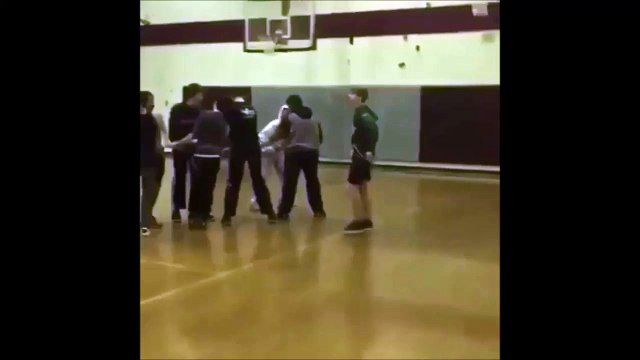 Envoyer son pote dans les airs et l'éclater contre le plafond : FAIl douloureux!