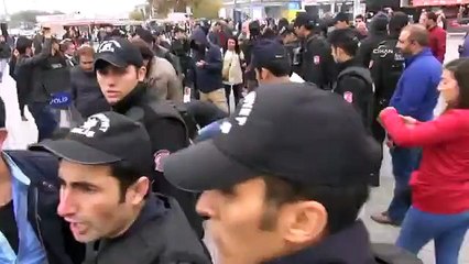 Polis, yürüyüşe gitmek isteyenlere saldırdı