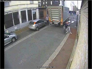 Ils veulent enfermer le livreur dans le coffre pour lui voler son camion