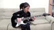 Niña japonesa de 8 años tocando la guitarra like a boss