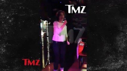 Amanda Knox canta zombie al karaoke e il video diventa subito virale