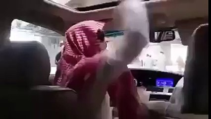 مسؤول سعودي اقتحم مكان رمي الجمرات بمنى بسيارته و يقوم بمناسكه داخل السيارة!‬‎