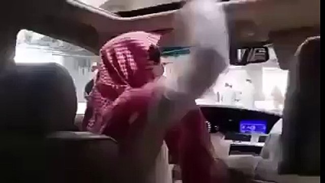 مسؤول سعودي اقتحم مكان رمي الجمرات بمنى بسيارته و يقوم بمناسكه داخل السيارة!‬‎