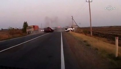 Rusya’da iki aracın kafa kafaya çarpışma anı