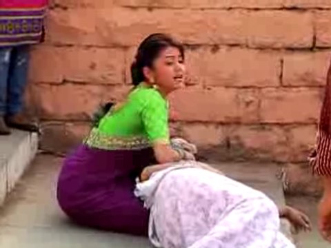 Badle ki Aag mein Gora ne Giraya Kokila ko Mandir ki Sidiyo se Jis se chali gayi Kokila ki Jaan - 13 october 2015 - Saath Nibhana Saathiya