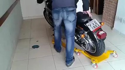 گھر کے کسی کونے  میں موٹر سائکل کو رکھنا اب بہت آسان ۔۔ دیکھیے یہ ویڈیو