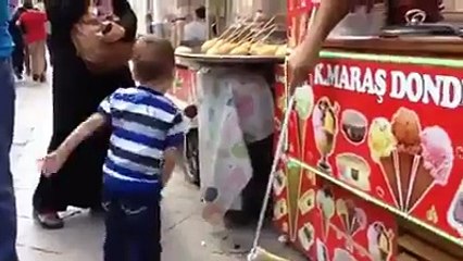 بچے نے جب دوکاندار سے ائس کریم مانگی تو اس نے اس کے ساتھ کیا کیا ۔۔ انتہائی دلچسپ ویڈیو ہے