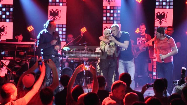 Bekim Balaj duke bërë pompa dhe duke kënduar në pub