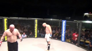 Un combattant de MMA se chie dessus en plein combat - vidéo dailymotion [720]