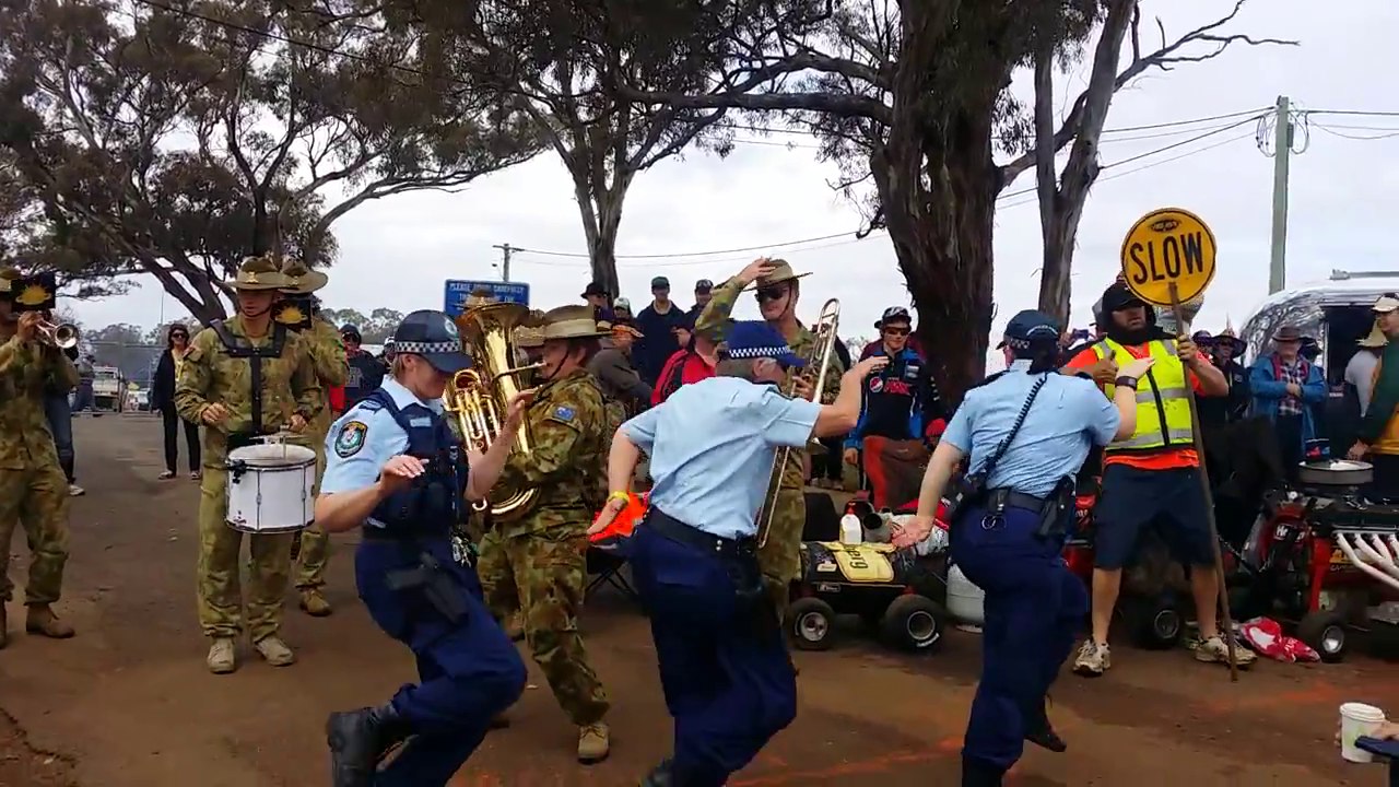 3 policières australiennes dansent sur Killing In The Name
