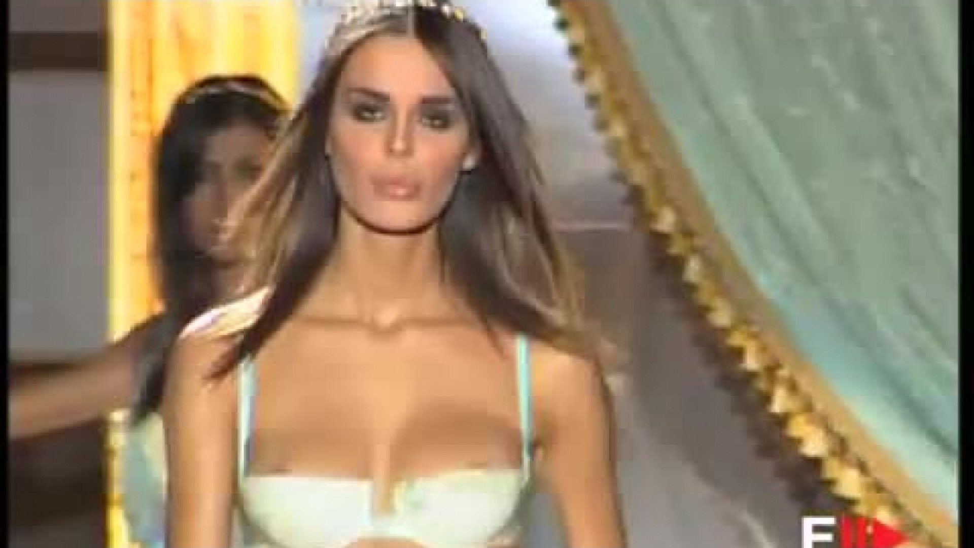 Nina Moric - Alena Seredova - Martina Colombari in MOMI Intimo Highlights  Spring 2003 - video Dailymotion