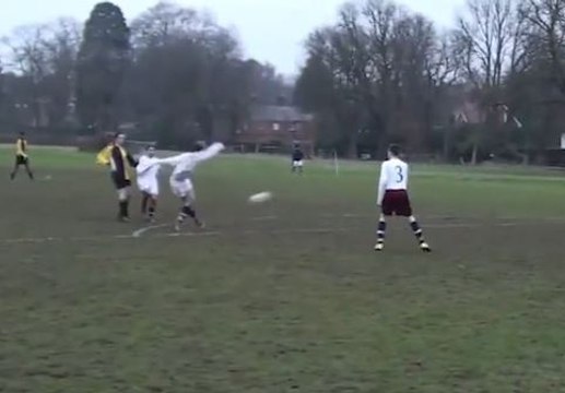 Il réussit une improbable volée en coup du foulard !