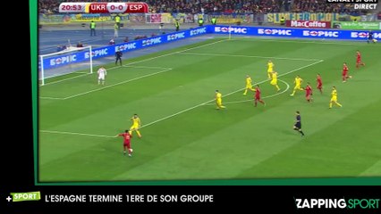 Un train passe dans un stade pendant un match de foot
