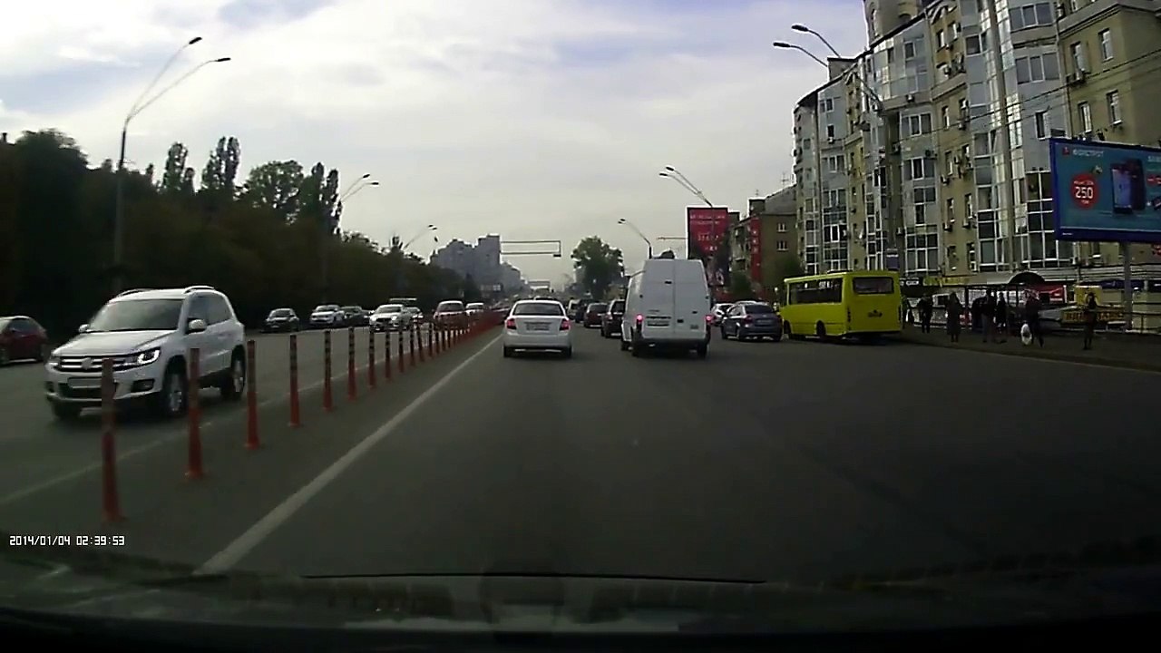 Киев ДТП на проспекте Победы - Chevrolet Lacetti стал на два колеса