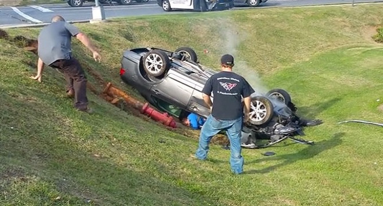 Une femme folle fout le bordel sur la route