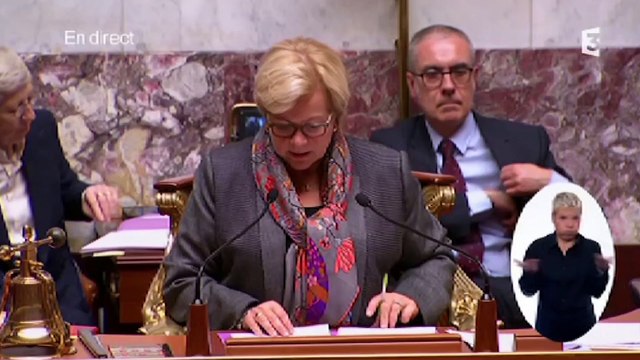 Dominique Tian prépare ses vacances en Hongrie... en lisant le Petit futé à l'Assemblée nationale