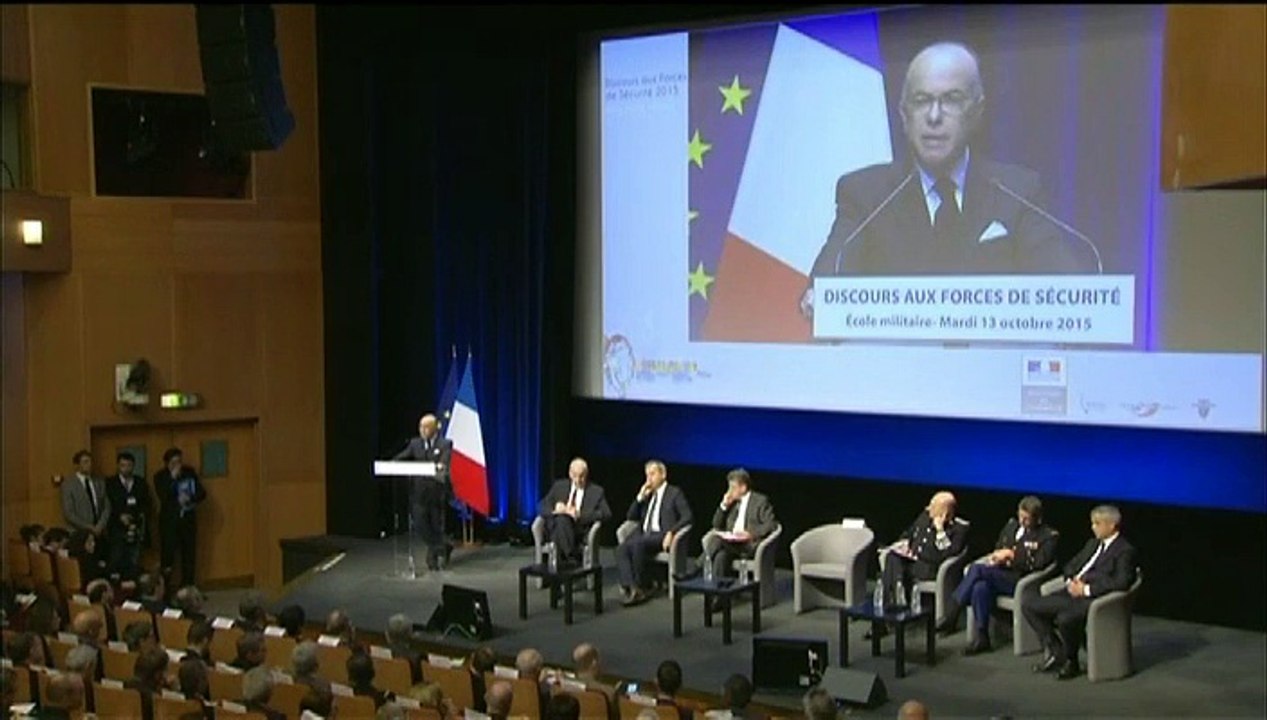 Cazeneuve tente de calmer les syndicats policiers avant la manifestation de mercredi