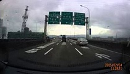 ▶ 大驚!!! 出大事了~~20150204-10_50 親眼目睹復興航空B22816墜落 - YouTube [360p]