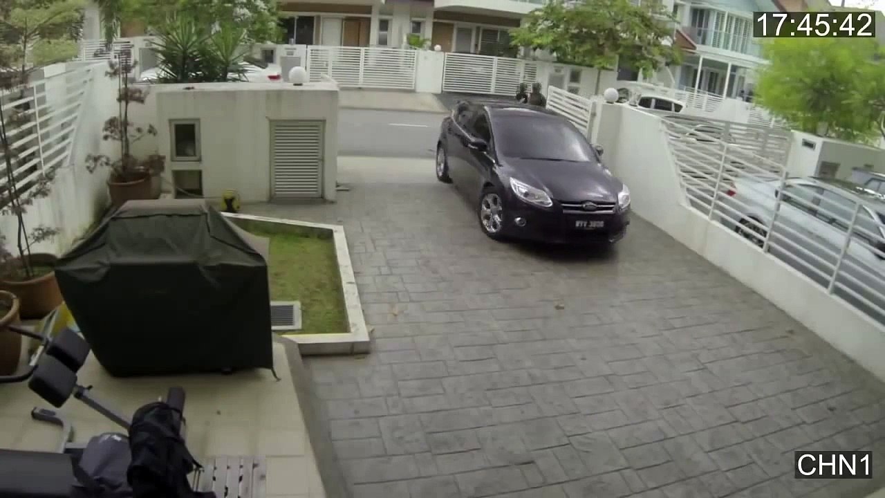 Girl fights back against bag snatcher before unexpected twist1