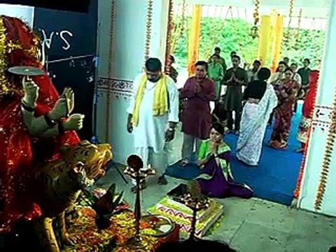 Badle ki Aag mein Gora ne Giraya Kokila ko Mandir ki Sidiyo se Jis se chali gayi Kokila ki Jaan - 13 october 2015 - Saath Nibhana Saathiya
