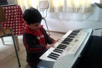 Panchito tocando teclado y cantando
