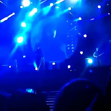 «Alors on danse» - фрагмент. А. Бон и гр. «Роджер» (Мурманск, 3.10.2015) (katerina_gh)