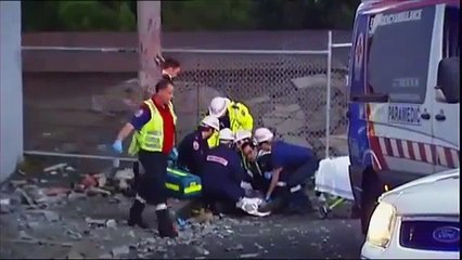 В Австралии грузовик повис на краю моста