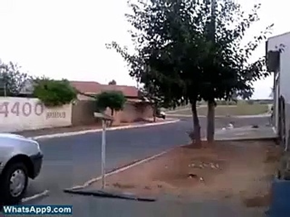 Little Prank On Funny Guy - 100 Ka Note Gir Gaya(whatsapp9.com) (1)