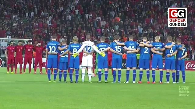 Ölenler için yapılan saygı duruşunu ıslıkladılar