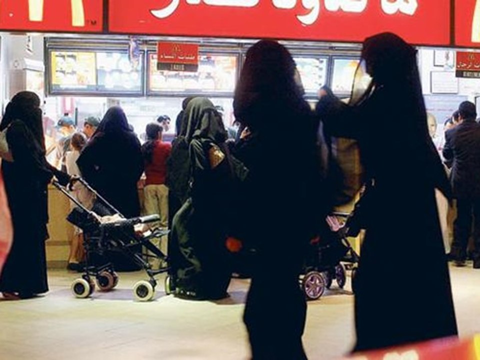 مضاربة نسائية حامية بالكراسي في منتزه البجيري