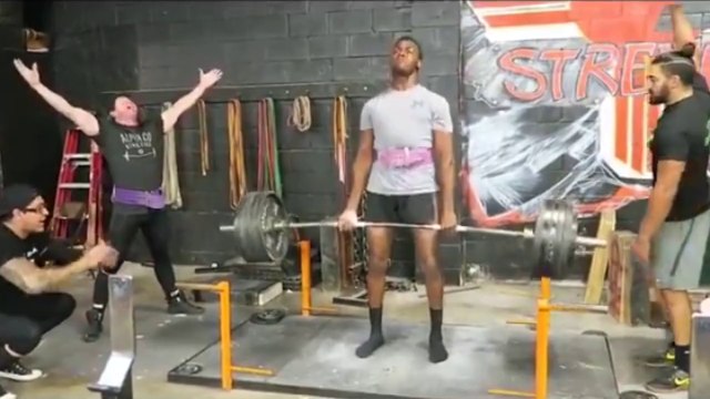 Preparando para voltar? Jon Jones mostra força no levantamento de peso