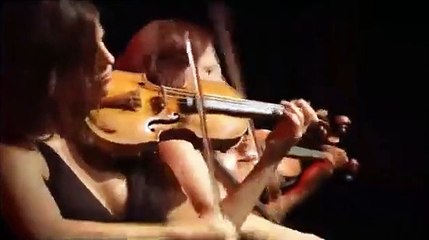 Девушки очень виртуозно играют на музыкальных инструментах