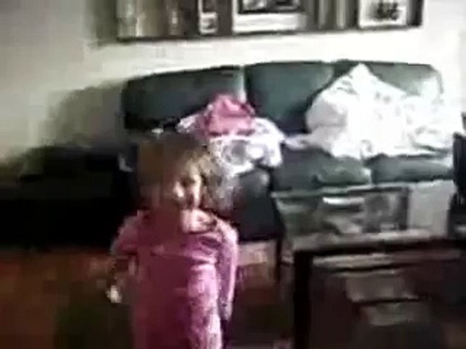 Кот защитил детей от собаки(ПРИКОЛ)