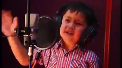 Мальчик очень хорошо поет!