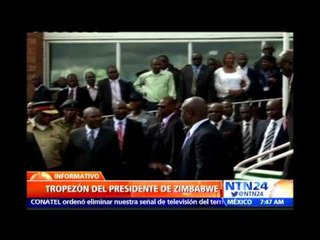 Estrepitosa caída del presidente de Zimbabwe durante acto público