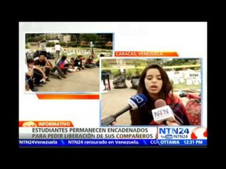 Download Video: Jóvenes en Venezuela permanecen encadenados en contra de detención de estudiantes y presos políticos