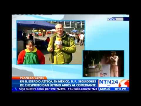 Seguidores de 'Chespirito' dan último adiós al comediante en el estadio Azteca de México